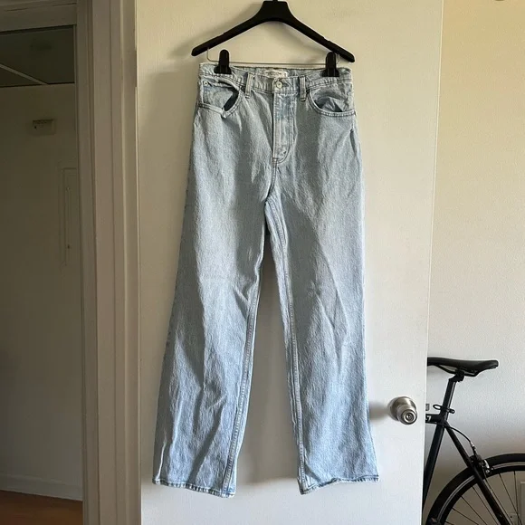 Abercrombie & Fitch Lightwash Denim ‘The 90s Relaxed Jean High Rise’ size 29/8 - Picture 2 of 7